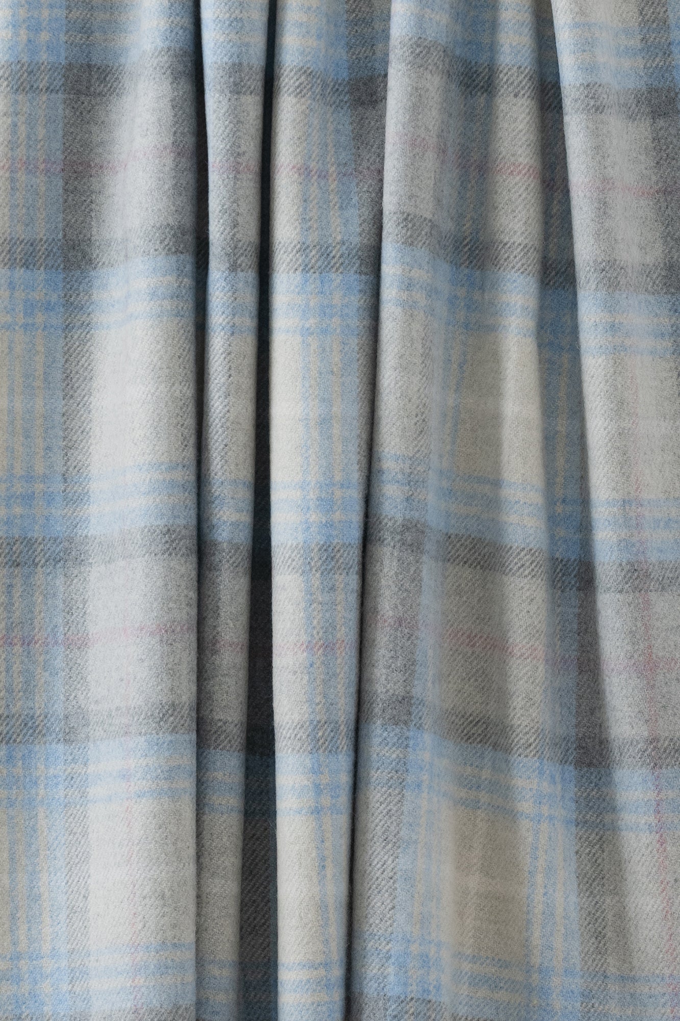 Remony lindores cornflower stole - Close-up of plaid fabric with gray, blue, and beige colors.