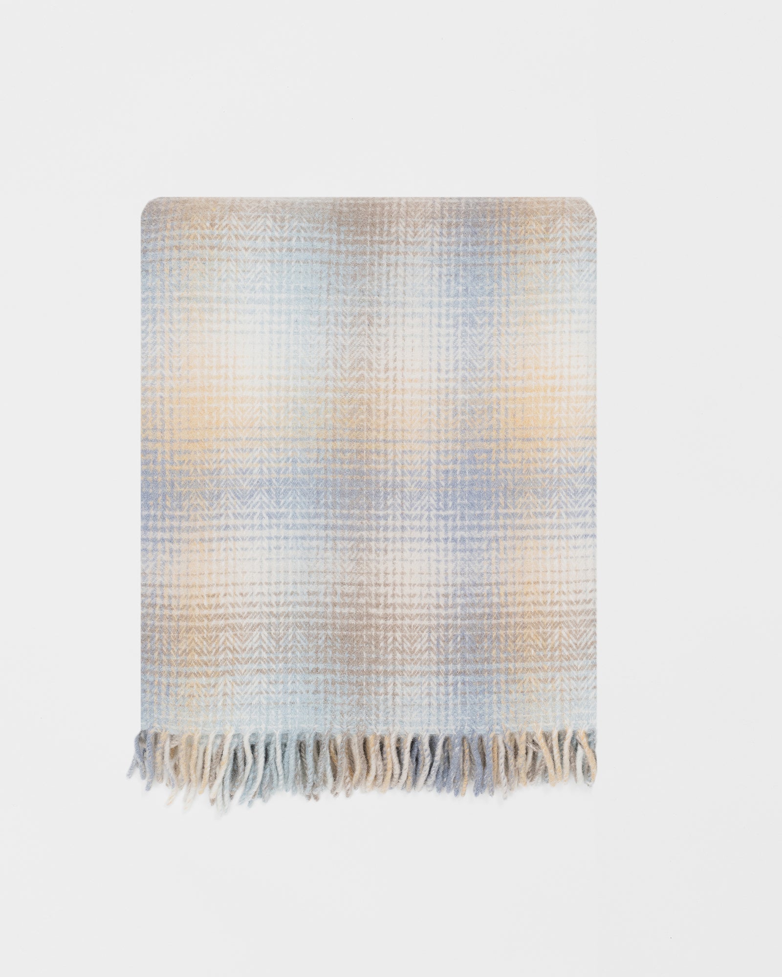 Remony Lunan Shore throw - Woven blanket with frayed edges on a white background