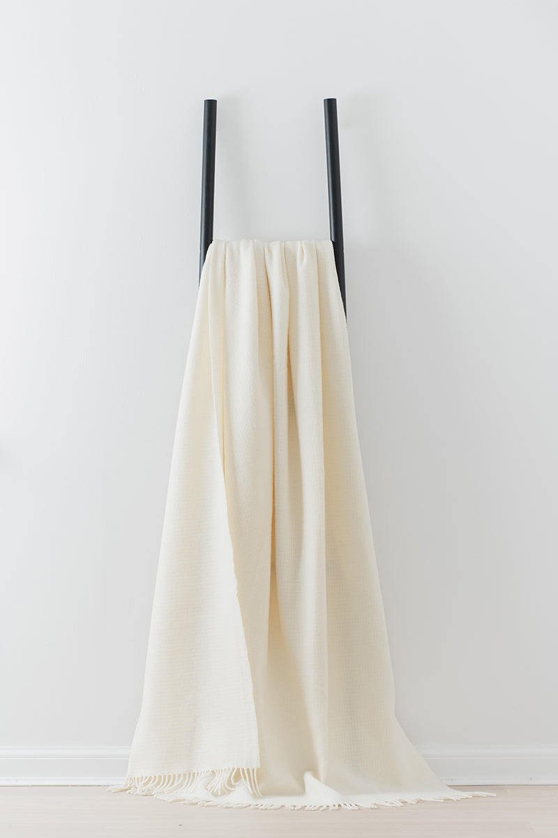 Remony clova snowcap throw - blanket with black rod on a white background