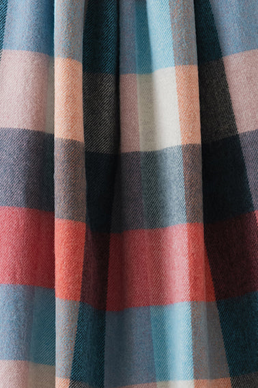 Remony dunira sorbet stole Close-up of plaid fabric with red, blue, and beige colors.