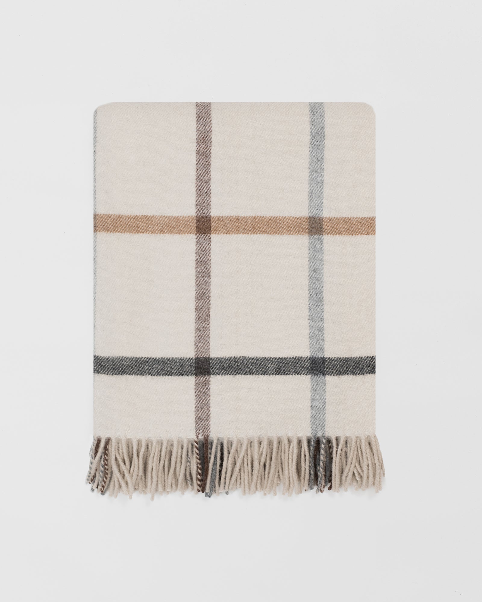 Remony milton pebble throw - Checkered blanket with fringes on a light gray background