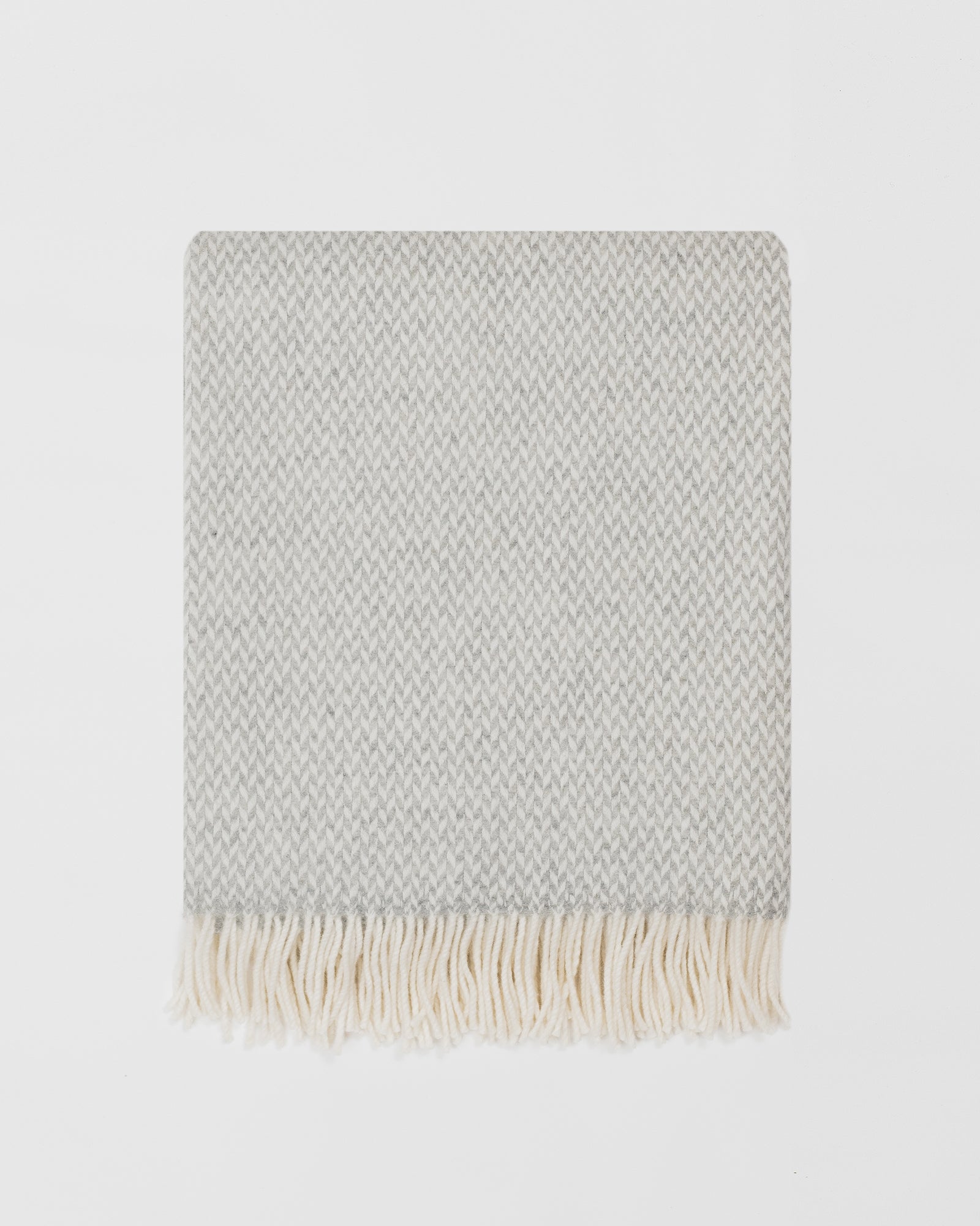 Remony balintyre cloud throw - Textured blanket with fringes on a light gray background