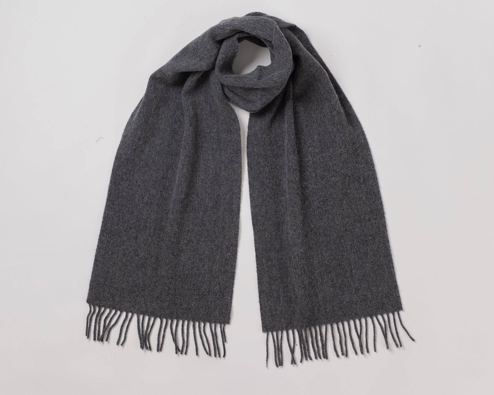 MacN plain coal scarf - Gray scarf with fringes on a light gray background
